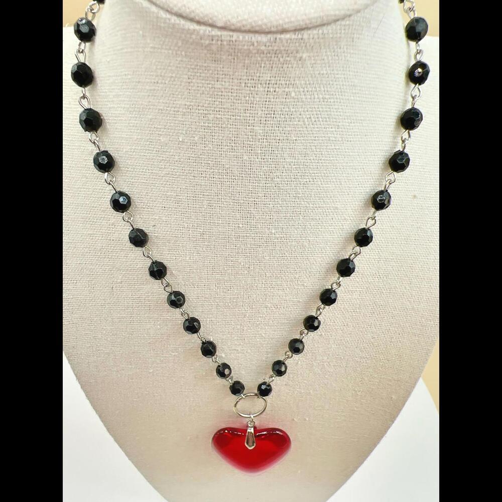 Stunning Black Beaded Heart Pendant Necklace - Picture 5 of 13